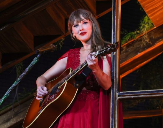 Taylor Swift Plays ‘Sweeter Than Fiction,’ ‘Mary’s Song’ in Amsterdam