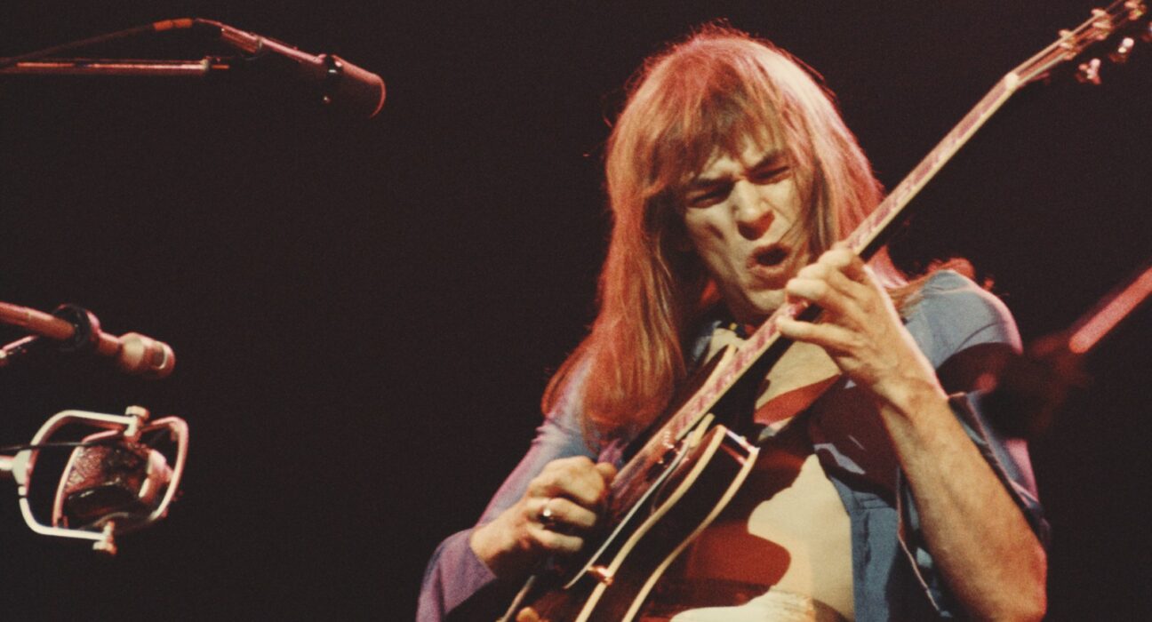 Yes Guitar Legend Steve Howe on the Making of 'Fragile' and More