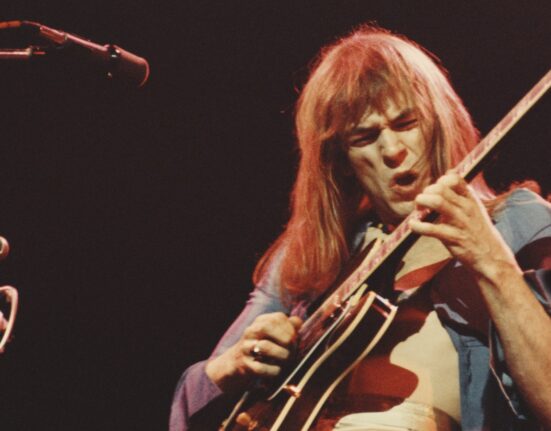 Yes Guitar Legend Steve Howe on the Making of 'Fragile' and More