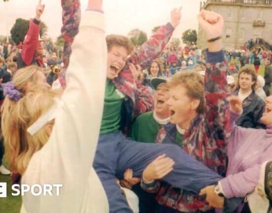 Europe captain Mickey Walker raises the Solheim Cup in 1992 after being handed it by Karsten Solheim