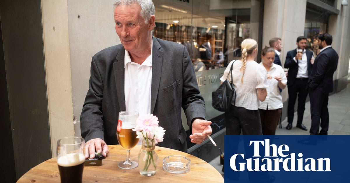 No 10 blocking outdoor smoking ban amid hospitality opposition | Smoking