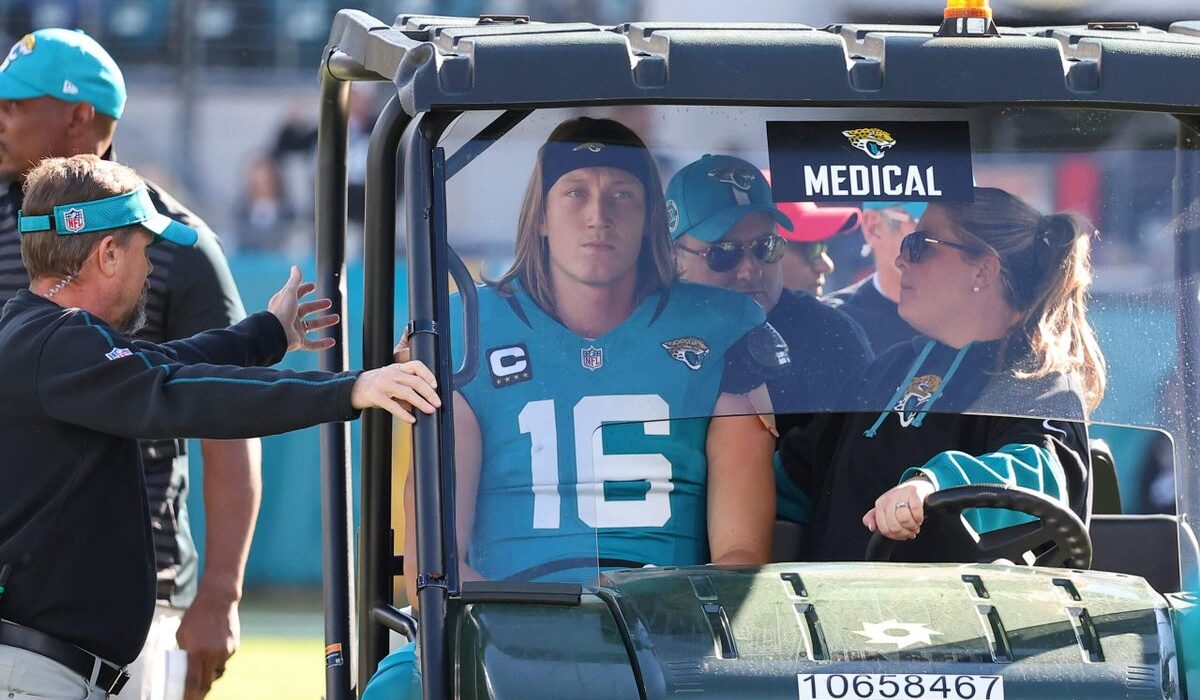 Trevor Lawrence concussed after late hit as fight ensues between Texans, Jaguars